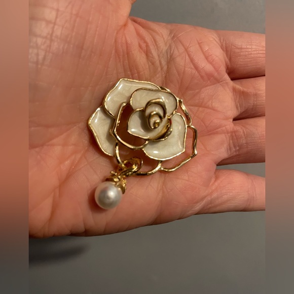 Brooches, Necklaces. - Picture 3 of 6